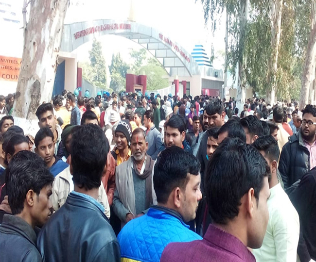 //www.jagranimages.com/images/pm modi in vrindavan people_2019_2_11_161941_s.jpg